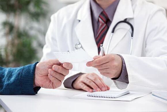 o médico dá conselhos sobre o tratamento da prostatite
